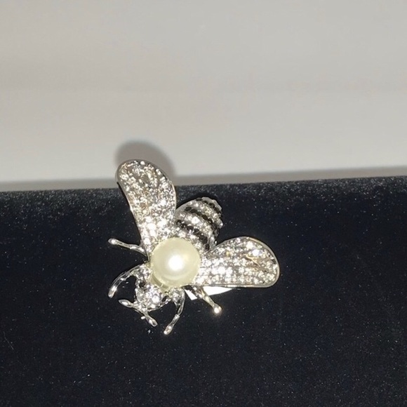Silver Bee Brooch - Picture 7 of 8